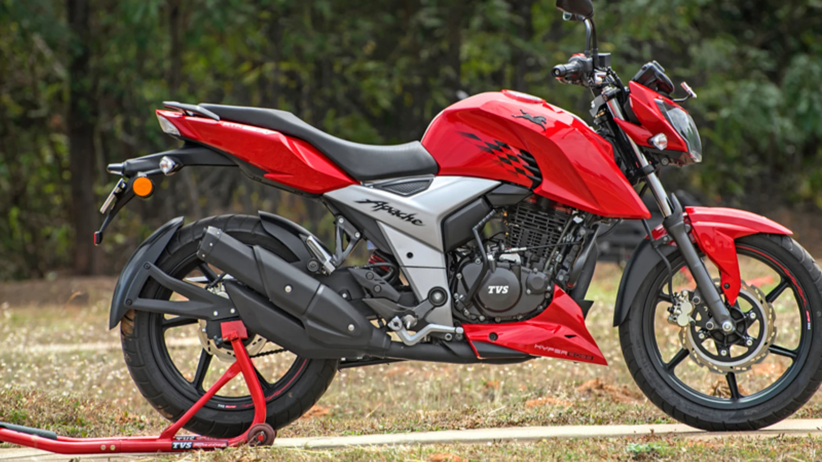 इस नए वर्ष सिर्फ ₹11,000 की डाउन पेमेंट पर घर लाएं TVS Apache RTR 160 बाइक जाने लुक्स और सेफ्टी फीचर्स 