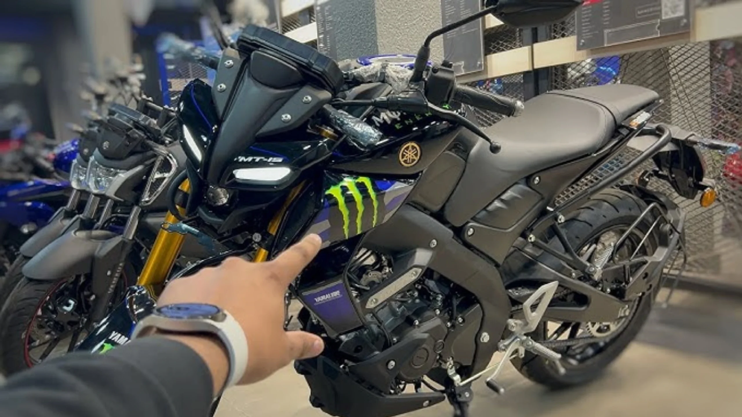 Yamaha MT 15 V2 स्पोर्ट्स बाइक में मिल रहा है धमाकेदार ऑफर बिना किसी डाउन पेमेंट के घर ले जाएं बाइक 