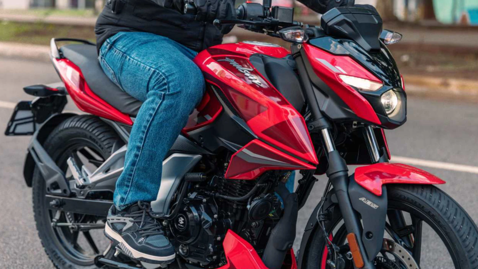 ABS ब्रेकिंग सिस्टम और स्टाइलिश डिजाइन के साथ मार्केट में लॉन्च हुई Bajaj Pulsar N150 जाने कीमत