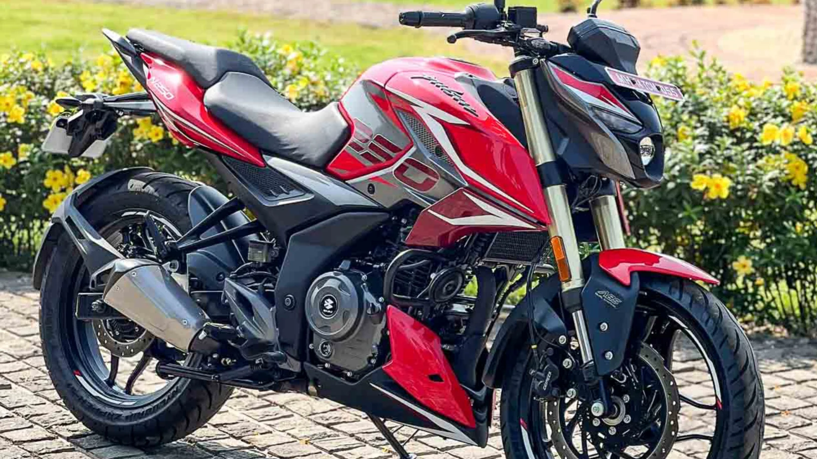 ABS ब्रेकिंग सिस्टम और डिजिटल फीचर्स के साथ मार्केट में धूम मचाने लॉन्च हुई Bajaj Pulsar N250 bike जाने कीमत 