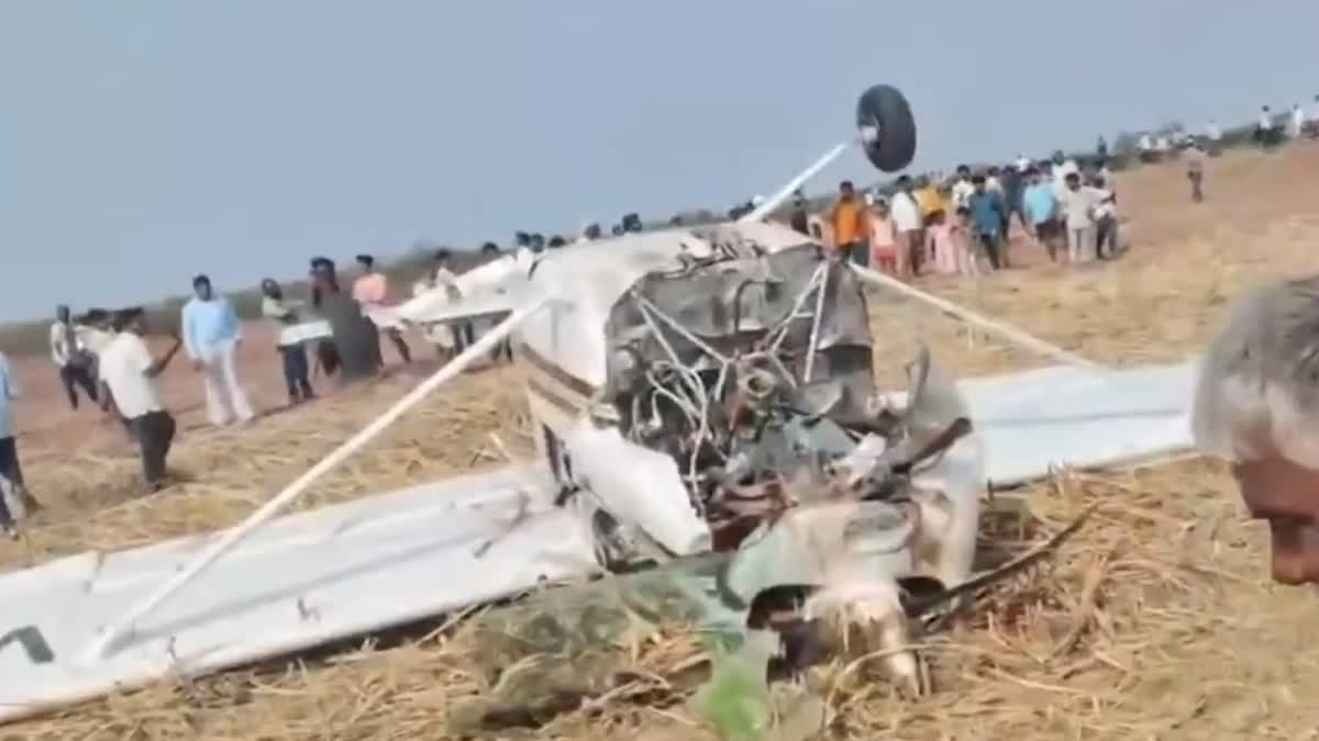 DGCA निजी प्लेन क्रैश, हादसे से पहले पायलट और यात्री बाहर निकले